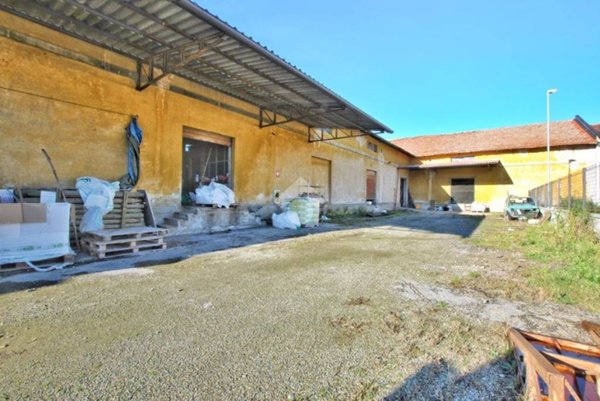 locale commerciale in vendita a Saluggia