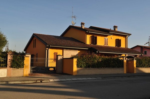 casa indipendente in vendita a Sissa Trecasali in zona Trecasali