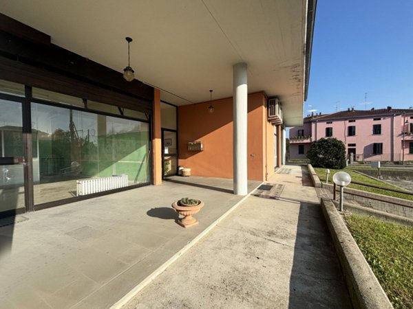 negozio in vendita a Sissa Trecasali in zona Trecasali