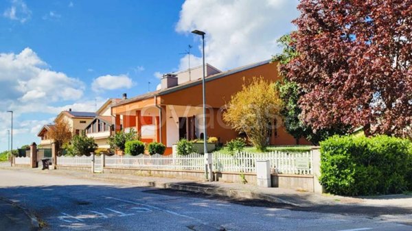 casa indipendente in vendita a Sissa Trecasali in zona Sissa