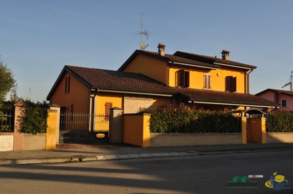 casa indipendente in vendita a Sissa Trecasali in zona Trecasali