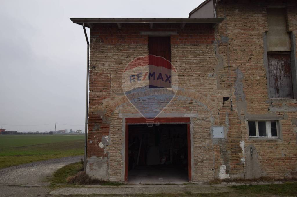 locale di sgombero in vendita a Sissa Trecasali in zona Coltaro