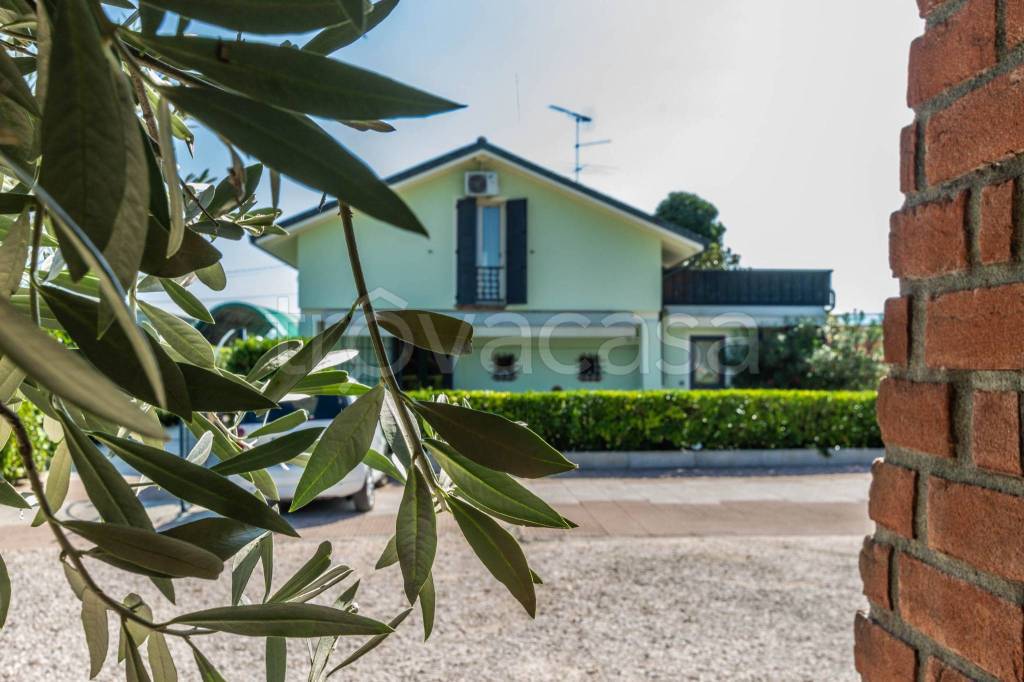 casa indipendente in vendita a Sissa Trecasali in zona Ronco Campo Canneto
