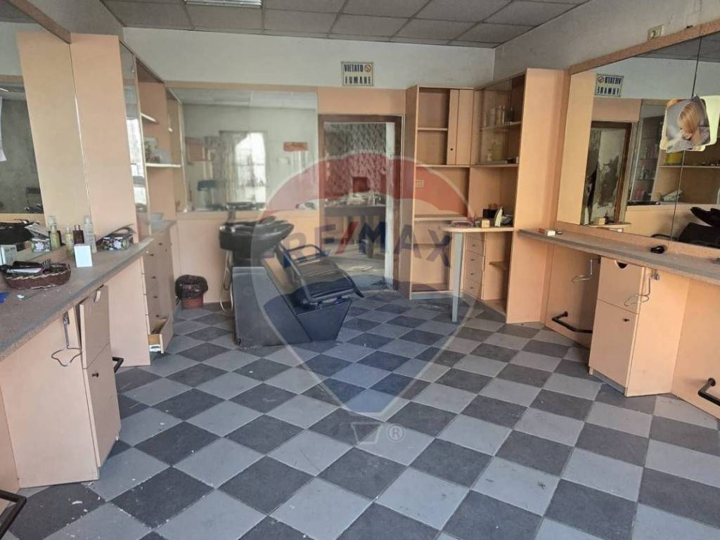 negozio in vendita a Sissa Trecasali in zona Trecasali