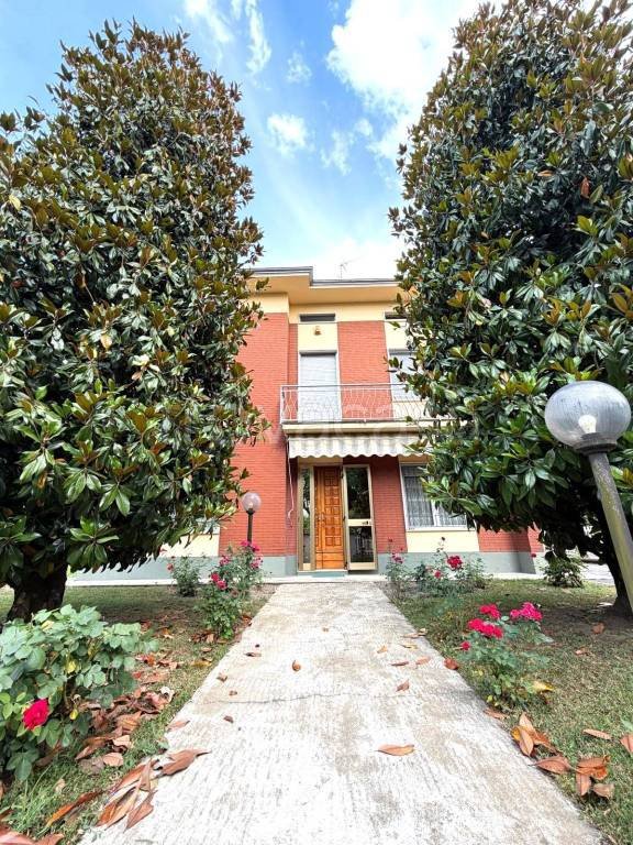 casa indipendente in vendita a Sissa Trecasali in zona Sissa
