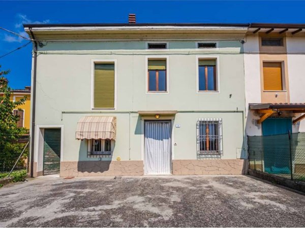 casa indipendente in vendita a Polesine Zibello in zona Santa Croce