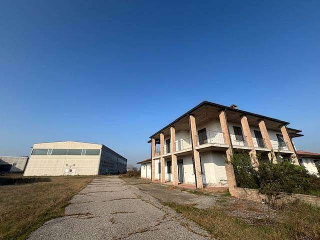 locale commerciale in vendita a Polesine Zibello in zona Pieveottoville