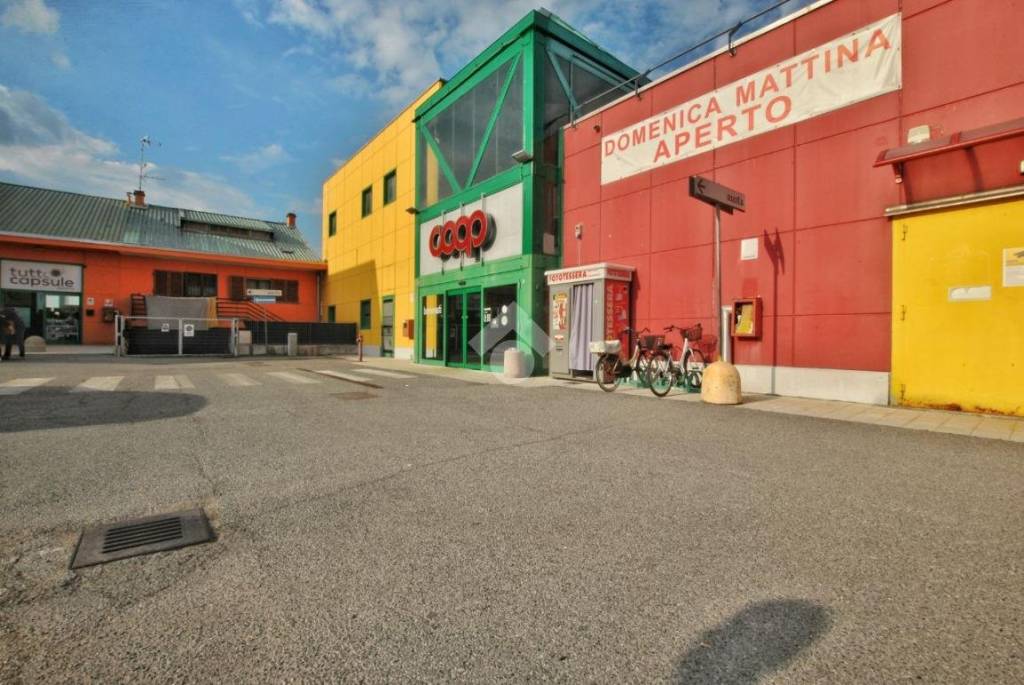 negozio in vendita a Santhià