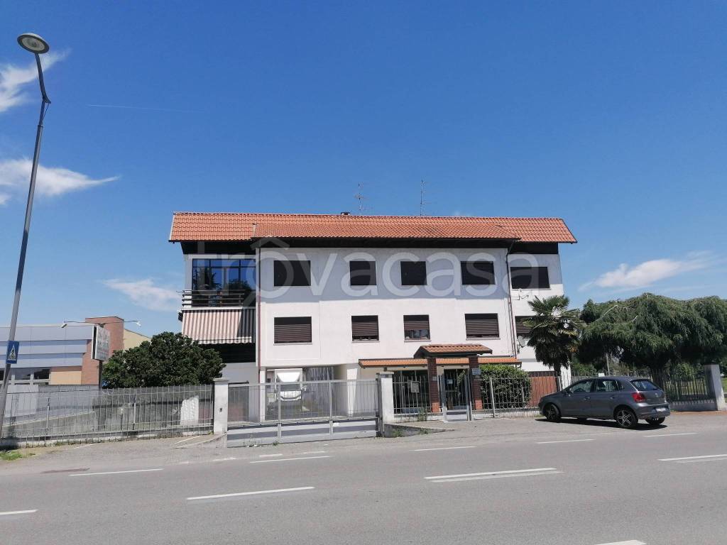 locale commerciale in vendita a Santhià