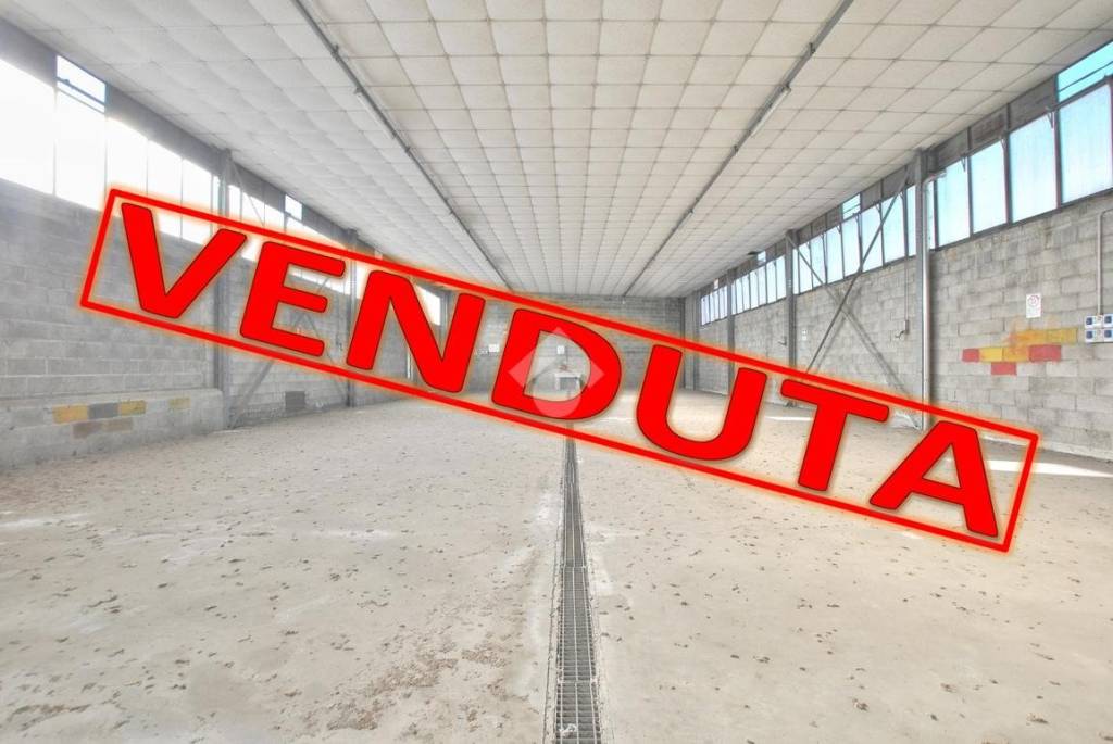 locale commerciale in vendita a Santhià