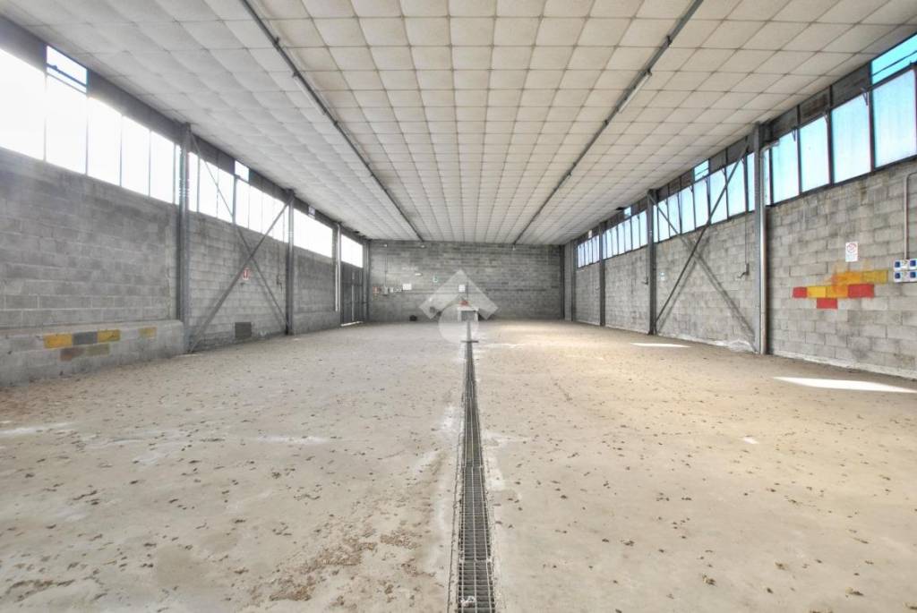 locale commerciale in vendita a Santhià