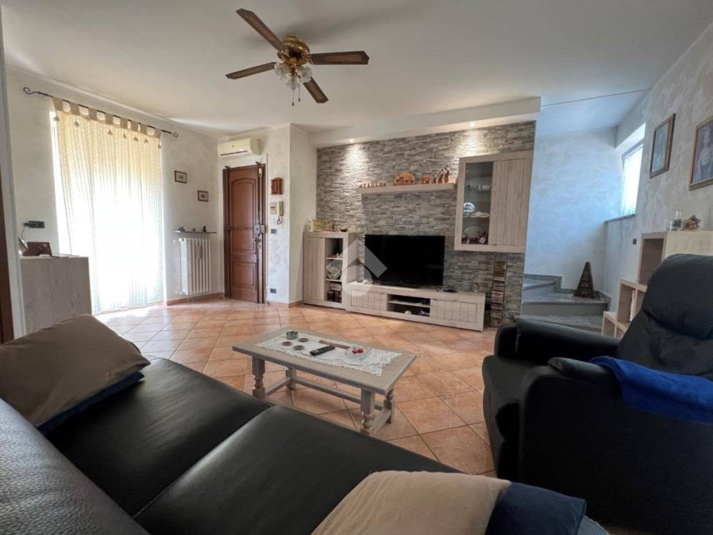 casa indipendente in vendita a Santhià