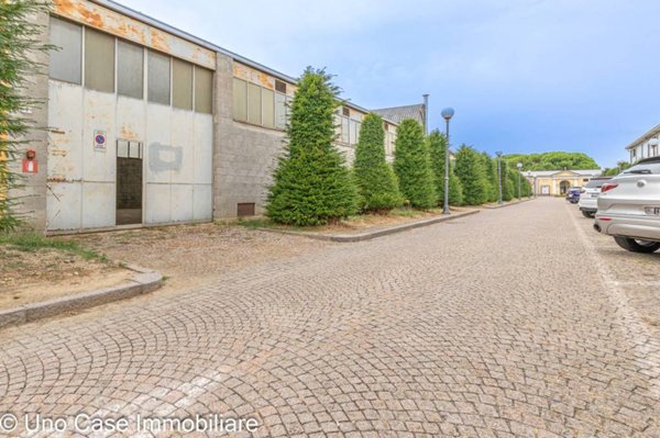 locale commerciale in vendita a Santhià