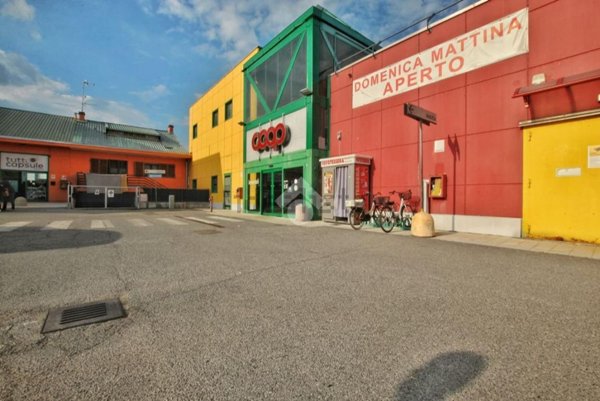 negozio in vendita a Santhià