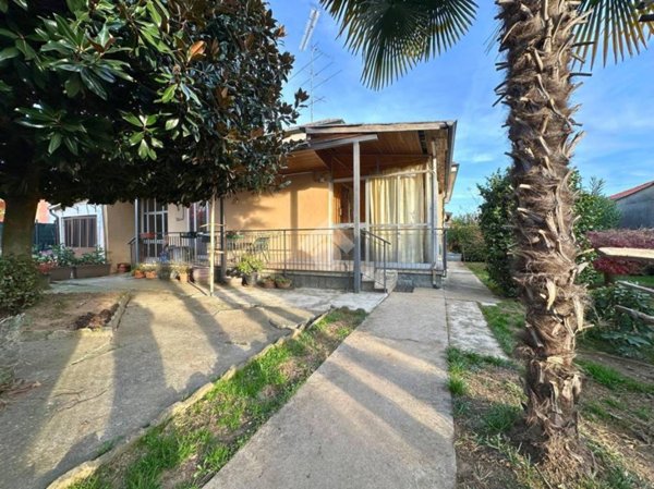 casa indipendente in vendita a Santhià