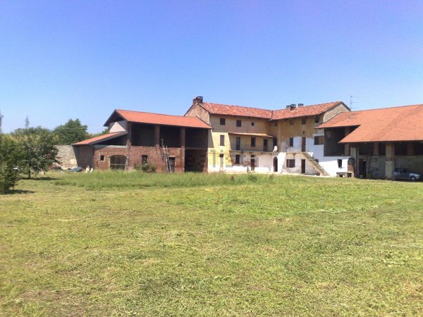 esavano in vendita a Santhià