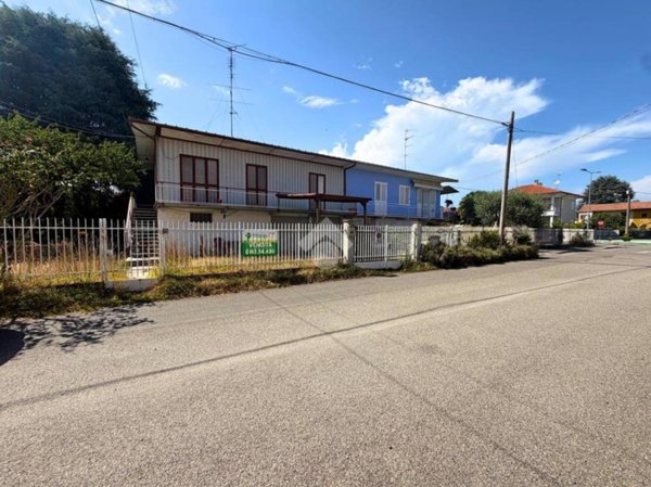 casa indipendente in vendita a Santhià