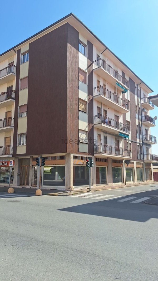 locale commerciale in vendita a Santhià