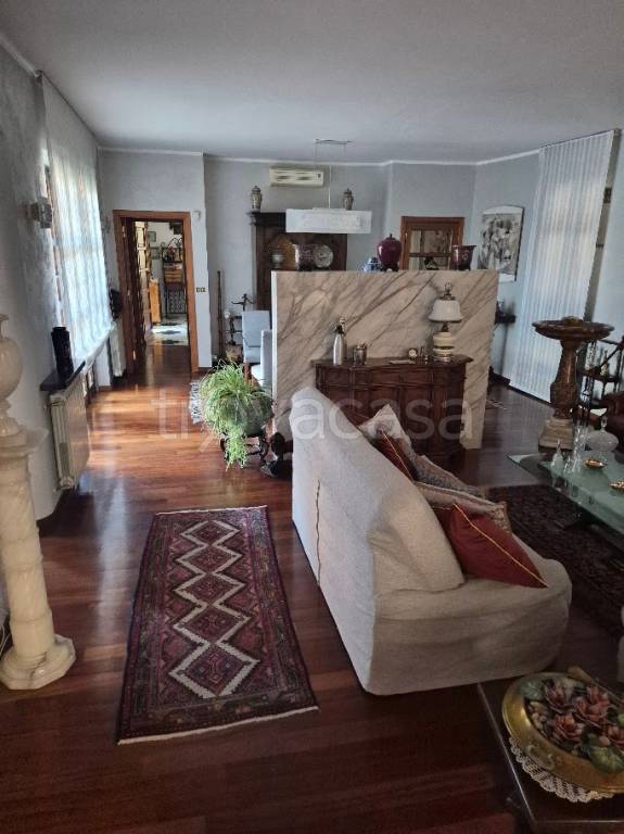 casa indipendente in vendita a Santhià in zona Bosafarinera Vettignè