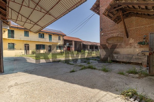 casale in vendita a Santhià in zona Bosafarinera Vettignè
