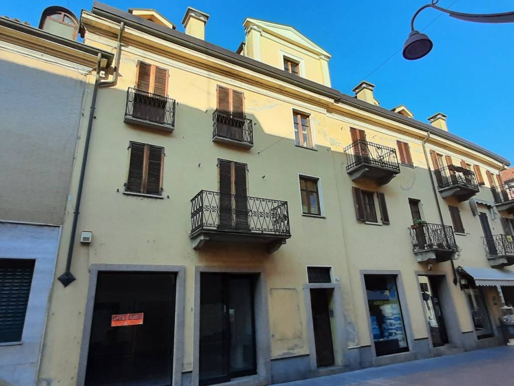 locale commerciale in vendita a Santhià