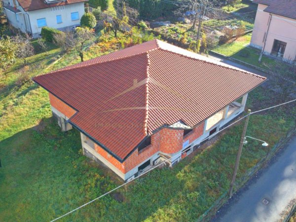 casa indipendente in vendita a Serravalle Sesia