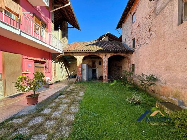 casa indipendente in vendita a Serravalle Sesia