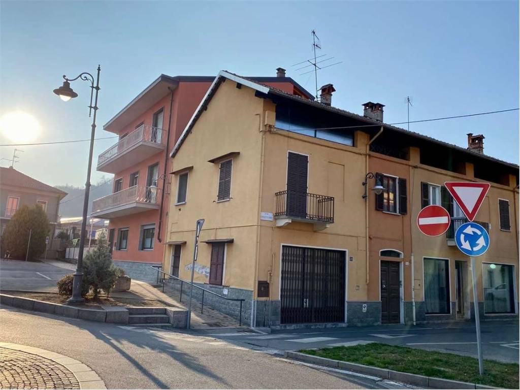 casa indipendente in vendita a Serravalle Sesia