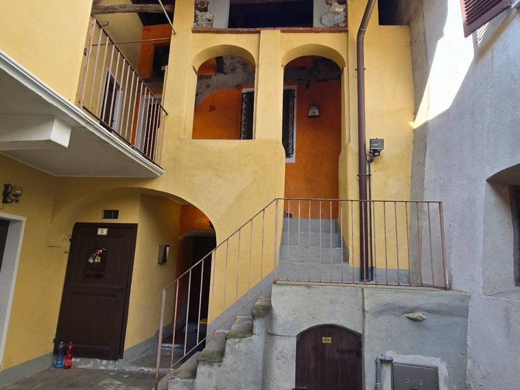 casa indipendente in vendita a Serravalle Sesia in zona Vintebbio