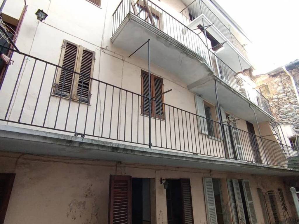 casa indipendente in vendita a Serravalle Sesia