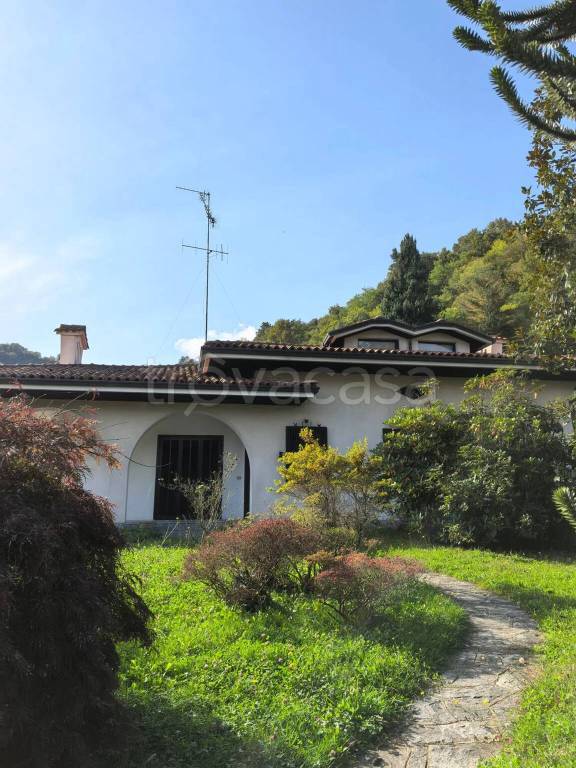 casa indipendente in vendita a Serravalle Sesia