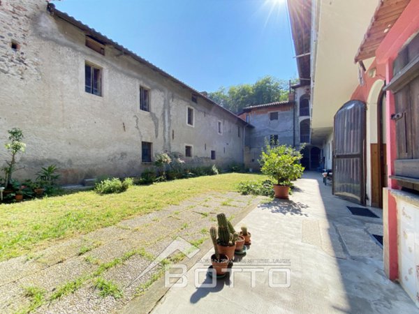 casa semindipendente in vendita a Serravalle Sesia