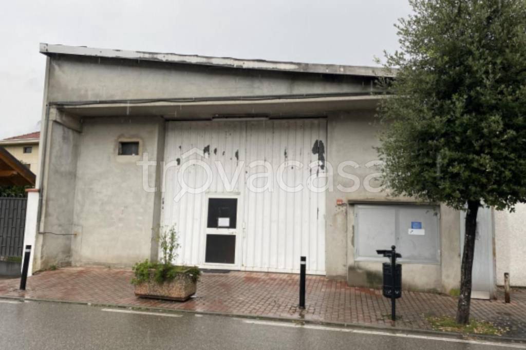 locale commerciale in vendita a Serravalle Sesia