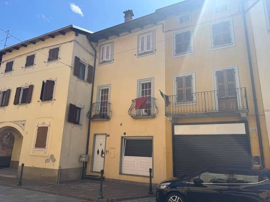 casa indipendente in vendita a Serravalle Sesia