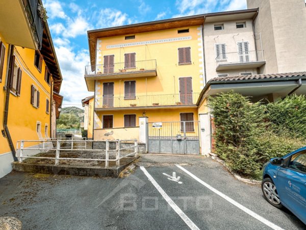 casa indipendente in vendita a Serravalle Sesia in zona Bornate