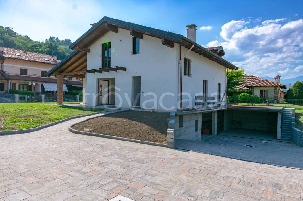 casa indipendente in vendita a Serravalle Sesia