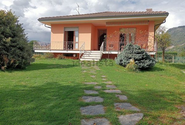 casa indipendente in vendita a Serravalle Sesia