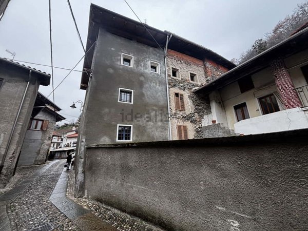 casa semindipendente in vendita a Serravalle Sesia