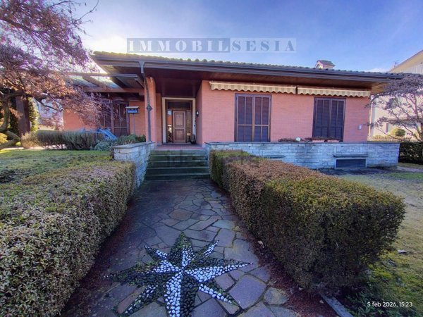 casa indipendente in vendita a Serravalle Sesia