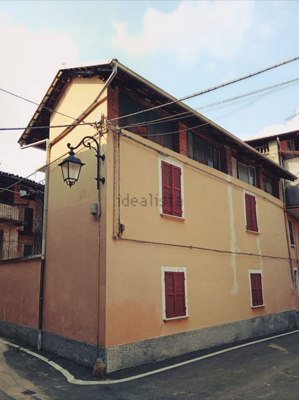 casa indipendente in vendita a Serravalle Sesia in zona Bornate