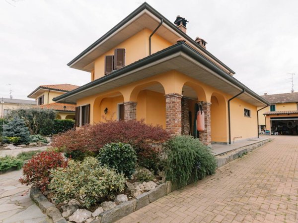 casa indipendente in vendita a Stroppiana