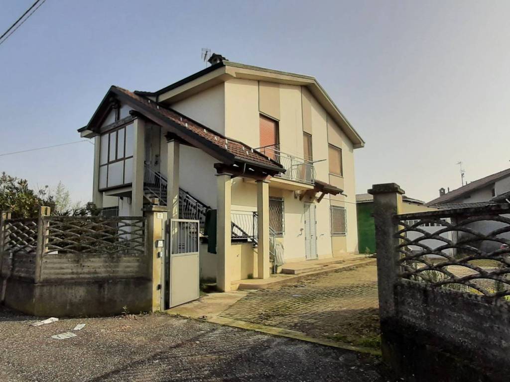 casa indipendente in vendita a Trino in zona Robella