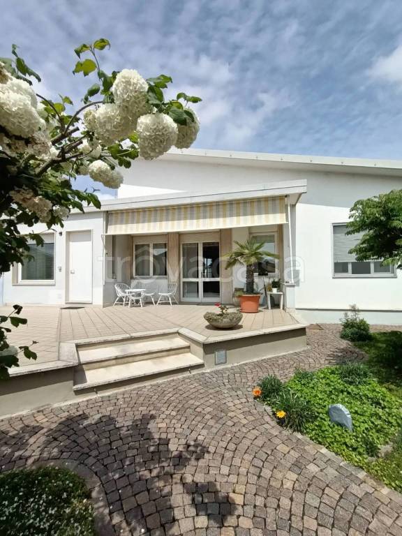 casa indipendente in vendita a Trino