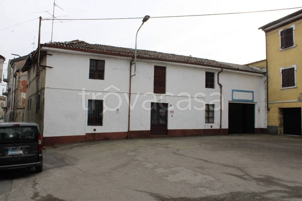 locale commerciale in vendita a Trino