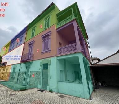 esavano in vendita a Trino