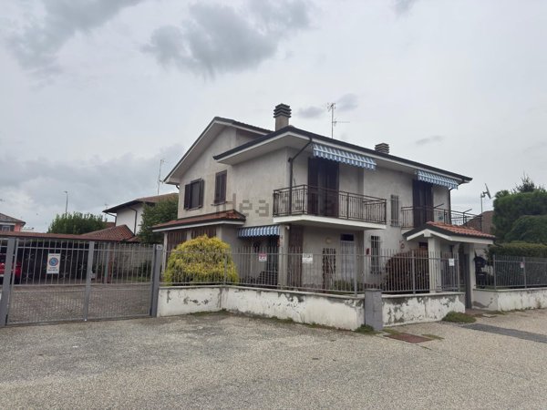 casa indipendente in vendita a Trino