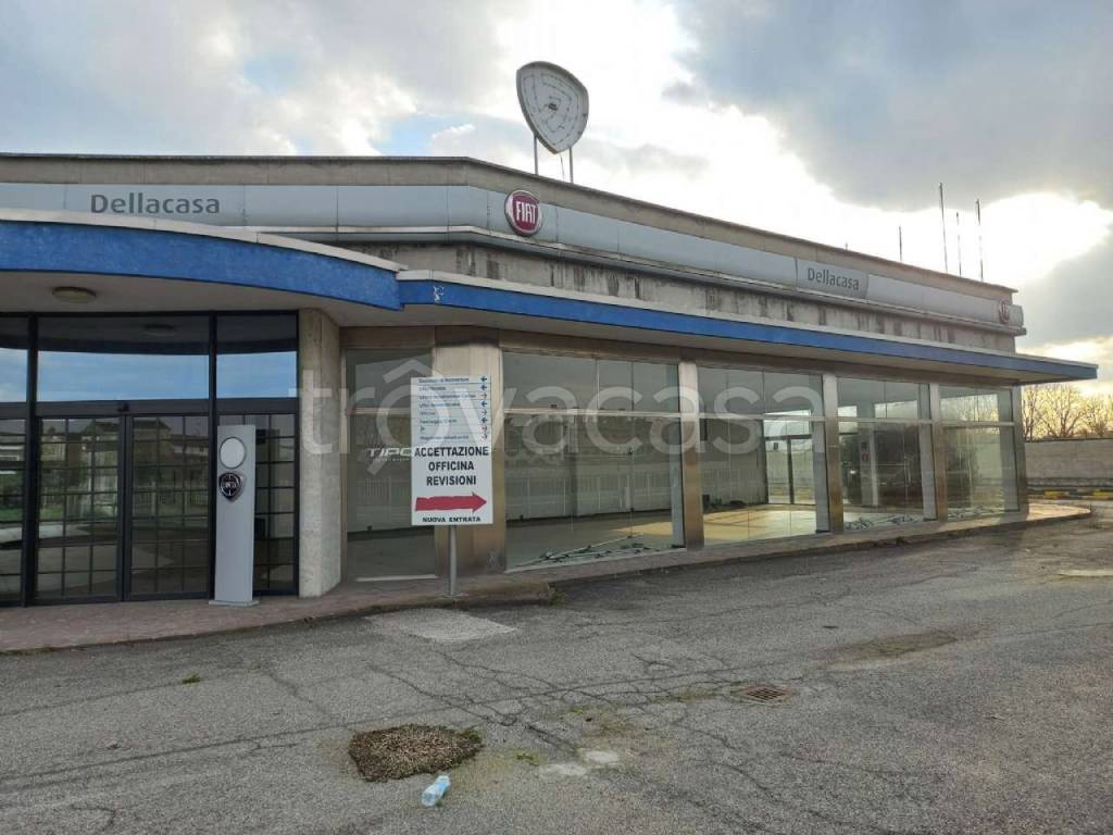 negozio in vendita a Trino in zona Robella