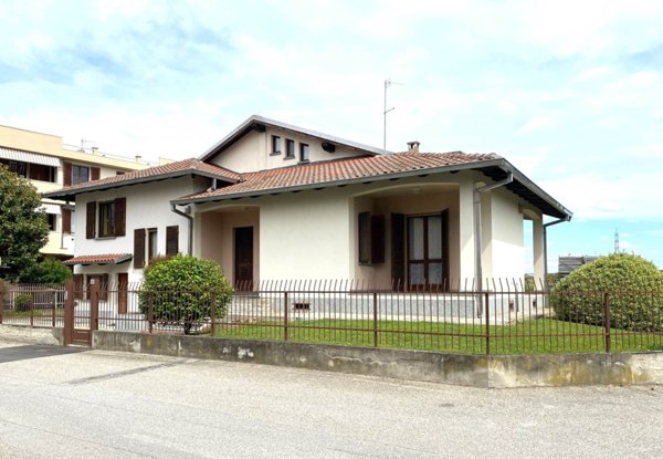 casa indipendente in vendita a Trino