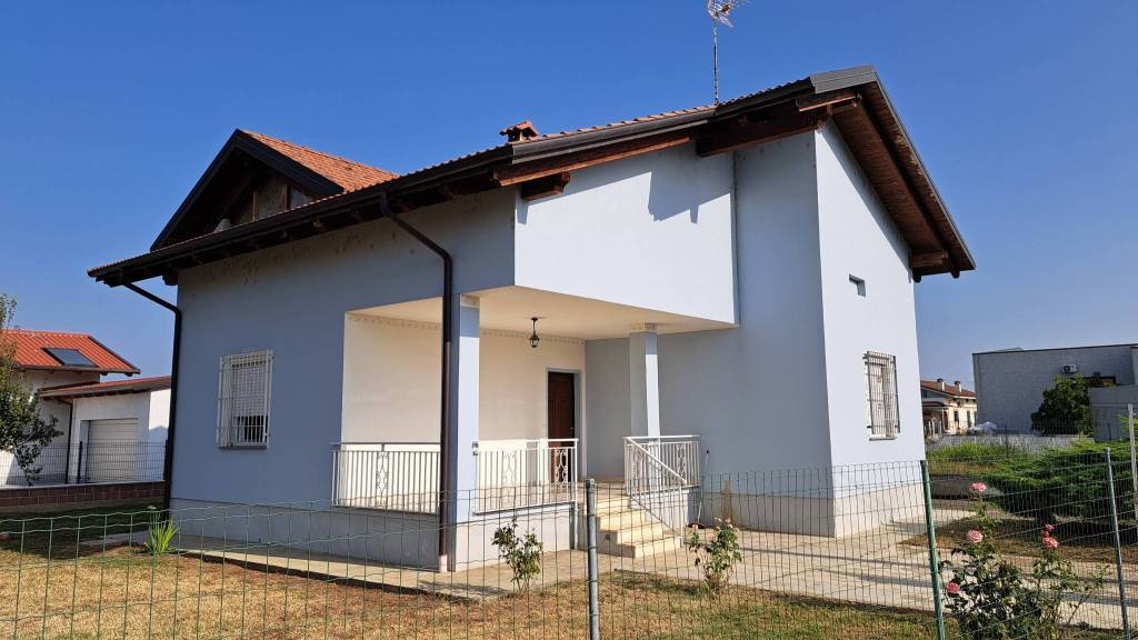 casa indipendente in vendita a Tronzano Vercellese