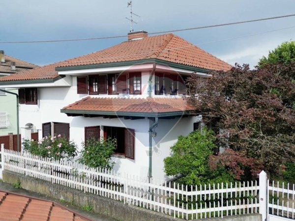 casa indipendente in vendita a Tronzano Vercellese
